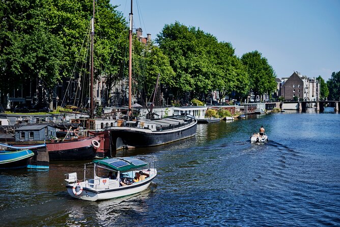 Amsterdam Essence in German: 90-minute waterway trip - Why a private boat can be worth the higher price