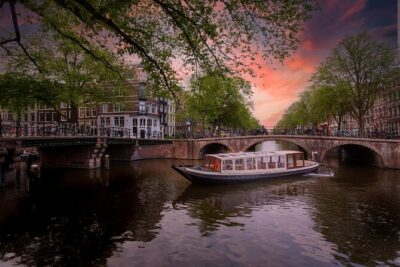 Amsterdam Evening Canal Cruise with Live Guide and Onboard Bar