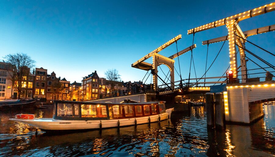 Amsterdam: Evening Canal Cruise with (Open) Bar on Board - Why Amsterdam Looks Better After Sunset