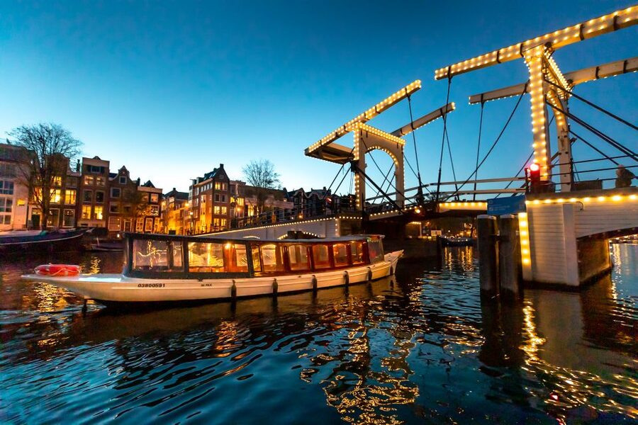 Amsterdam: Evening Canal Cruise with (Open) Bar on Board - Guides Make the Difference