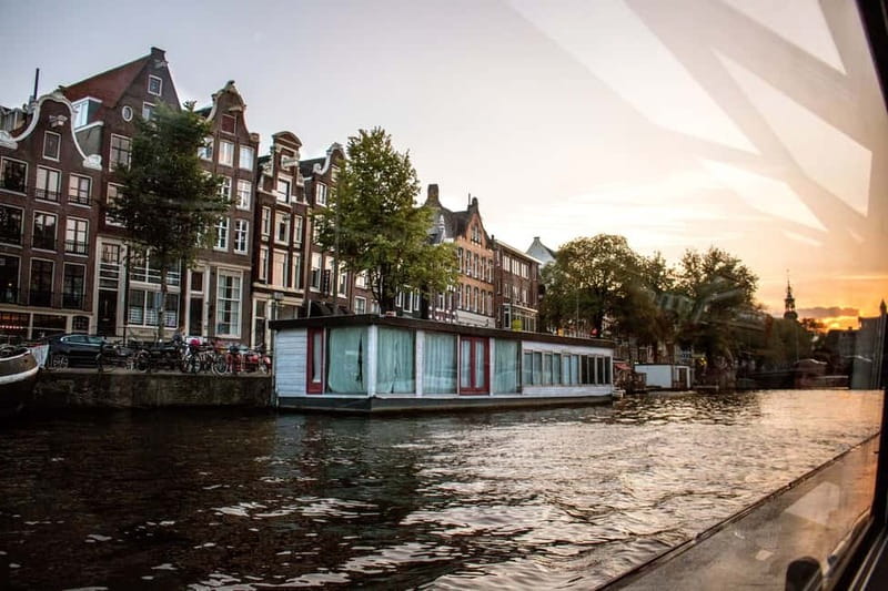 Amsterdam: Evening Pizza Cruise Along the Canals - How much commentary should you expect?