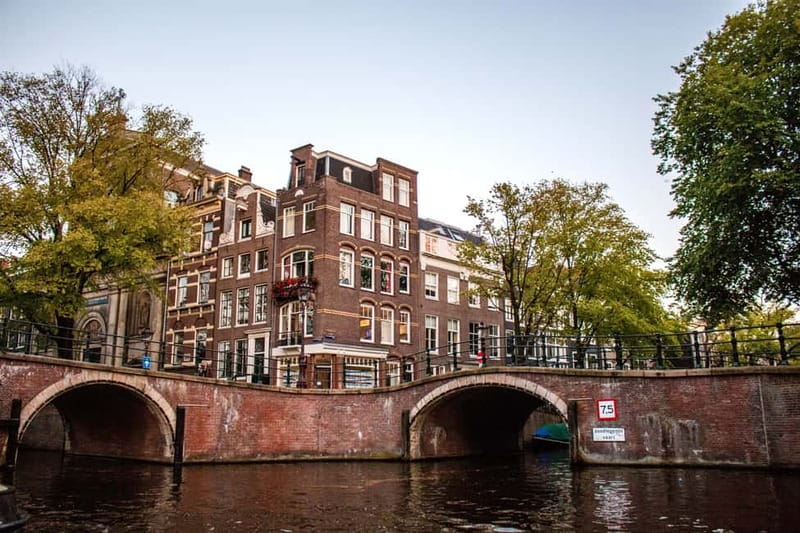 Amsterdam: Evening Pizza Cruise Along the Canals - Heated comfort, seating, toilet, and Wi-Fi