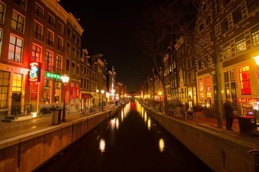 Amsterdam: Exclusive Red Light District Tour and Drink - Warmoesstraat and Amsterdam Chinatown