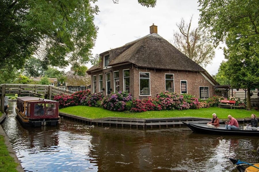 Amsterdam: Explore Giethoorn in a Private Tour with Driver - Who should book this Giethoorn day trip?