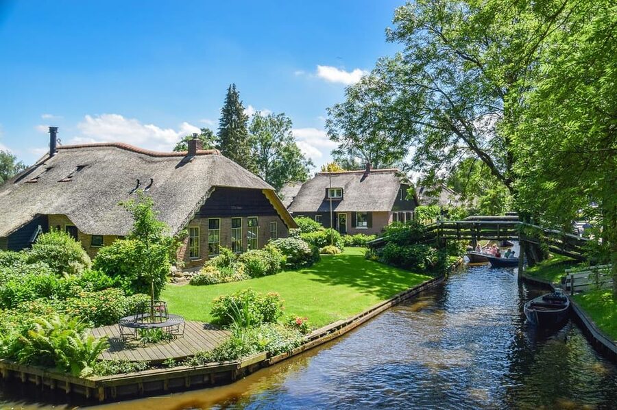Amsterdam: Explore Giethoorn in a Private Tour with Driver - Walking beside the canals