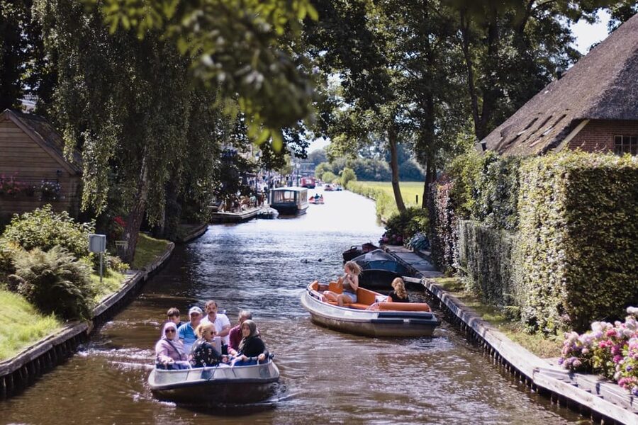 Amsterdam: Explore Giethoorn in a Private Tour with Driver - Lunch and the pace of the middle hour