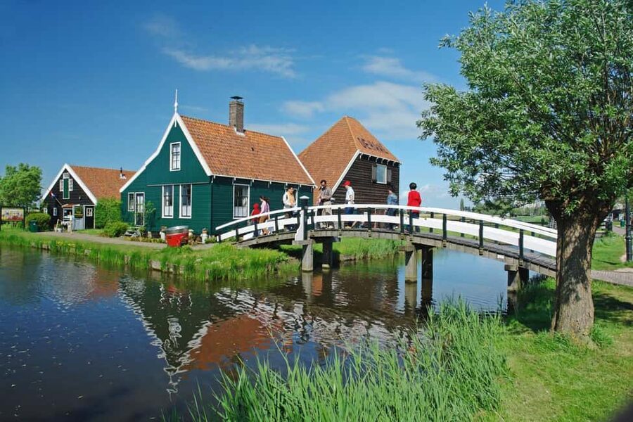 Amsterdam: Explore Zaanse Schans: Half-Day Luxury Coach Trip - Walking among the windmills