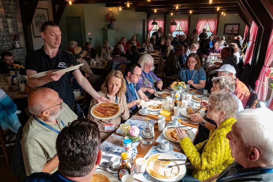 Amsterdam: Explore Zaanse Schans: Half-Day Luxury Coach Trip - Cheese tasting and the Dutch craft stops