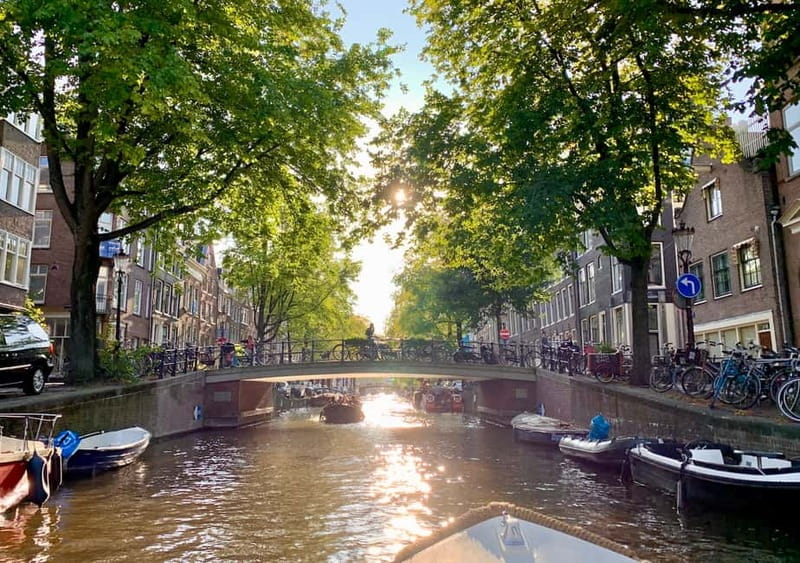 Amsterdam: German Canal Cruise with Unlimited Drinks Option - Why a one-hour canal cruise works so well