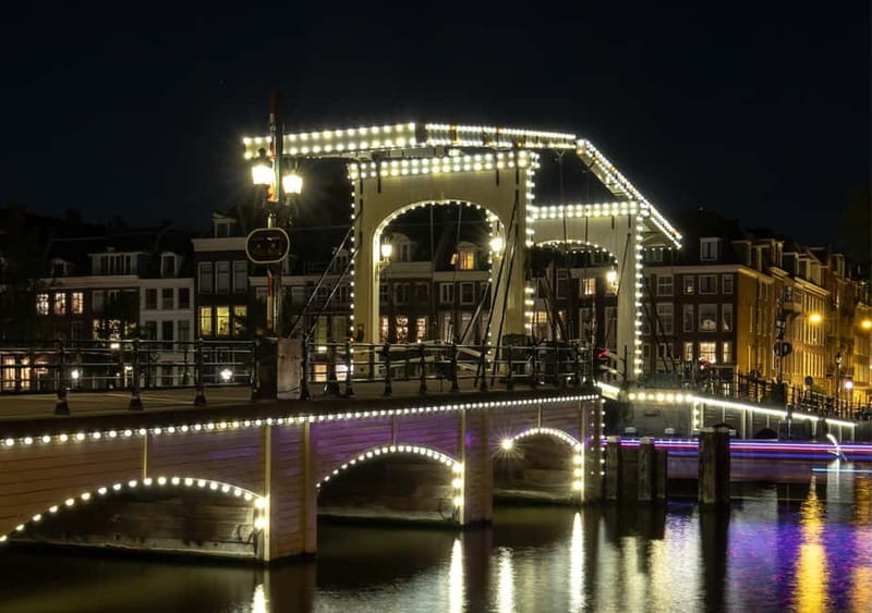 Amsterdam: German Canal Cruise with Unlimited Drinks Option - What the German guide adds