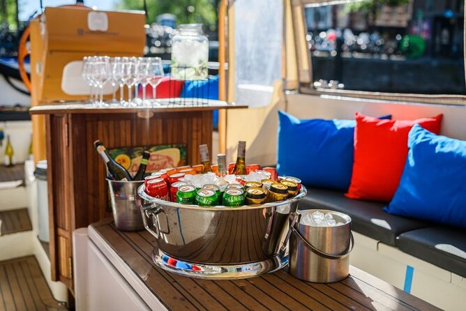 Amsterdam: German-speaking boat trip with bar on board - Why this canal cruise works well for a first look at Amsterdam