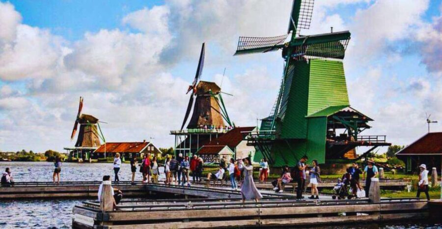 Amsterdam: Giethoorn and Zaanse Schans Windmills Day Tour - Two classic Dutch scenes in one day