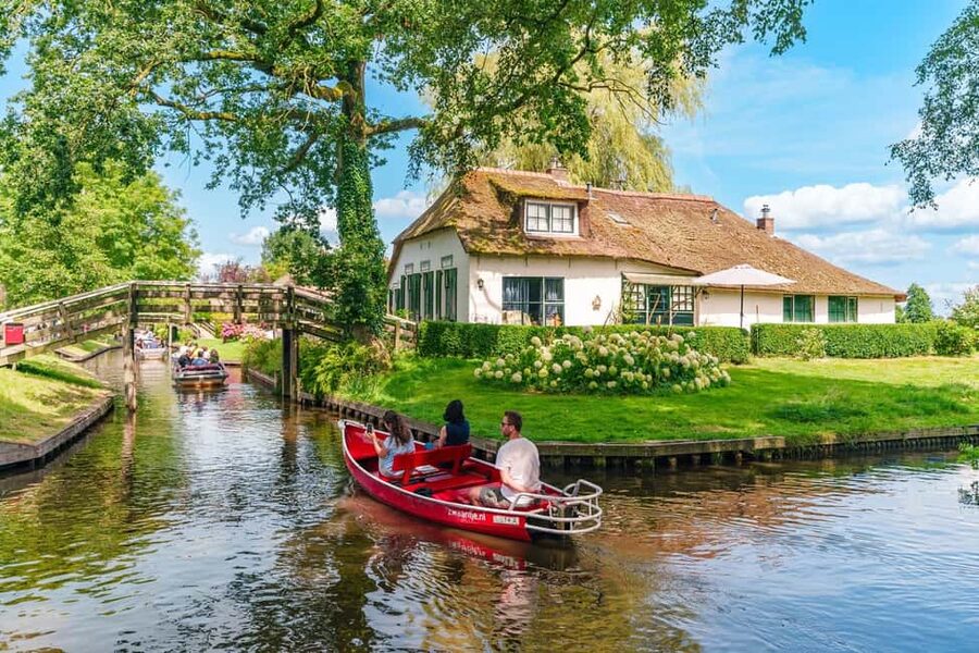 Amsterdam: Giethoorn Day Trip with Boat Tour - Why Giethoorn makes a good day trip from Amsterdam