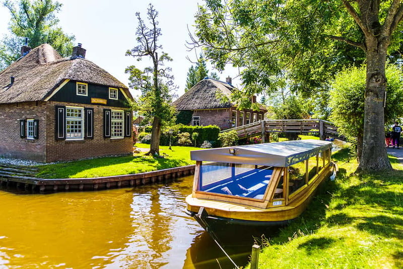Amsterdam: Giethoorn Day Trip with Boat Tour - The coach ride through the Dutch countryside