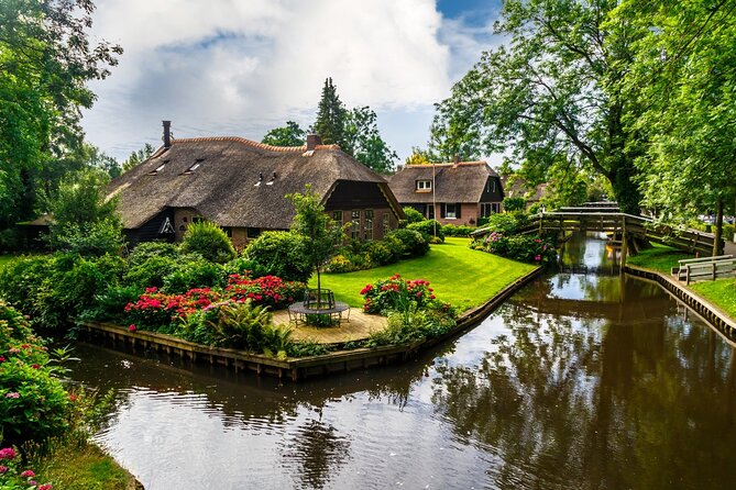 Amsterdam: Giethoorn Tour Scenic Cruise, Cheese & Free Time - Arriving in Giethoorn by boat