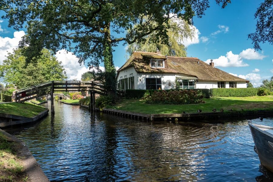 Amsterdam: Giethoorn Tour Scenic Cruise, Cheese & Free Time - Cheese tasting and the Henri Willig discount
