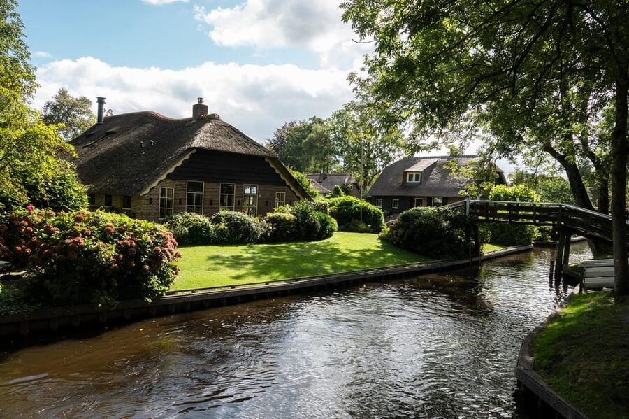 Amsterdam: Giethoorn Tour Scenic Cruise, Cheese & Free Time - Is the transport worth four hours?