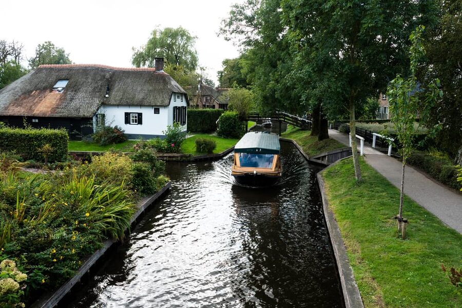 Amsterdam: Giethoorn Tour Scenic Cruise, Cheese & Free Time - Who will enjoy this tour most?