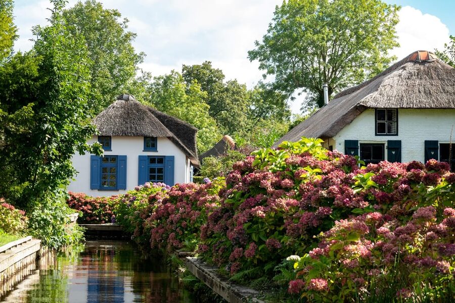 Amsterdam: Giethoorn Tour Scenic Cruise, Cheese & Free Time - Guide quality can shape the whole day