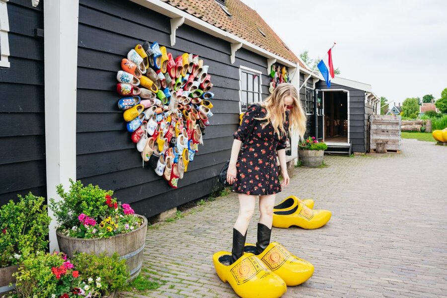 Amsterdam: Giethoorn, Volendam, and Zaanse Schans Tour - Volendam Harbor: A Short Walk Through a Fishing Tradition