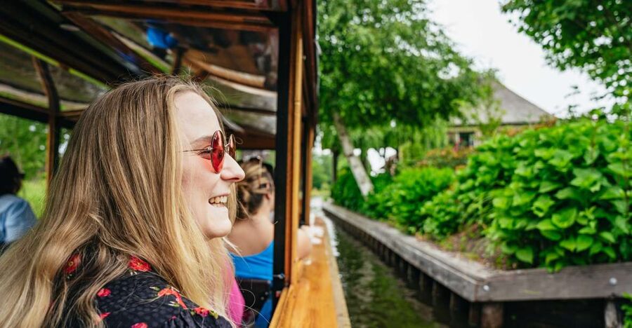 Amsterdam: Giethoorn, Volendam, and Zaanse Schans Tour - Transport, Group Size, and the Cost of Convenience