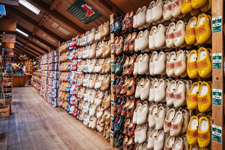Amsterdam: Giethoorn, Volendam, and Zaanse Schans Tour - Zaanse Schans: Windmills, Clocks, Clogs, and Cheese