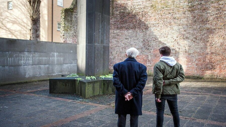 Amsterdam: Guided Anne Frank Small-Group Walking Tour - The Holocaust Memorial and the story of remembrance