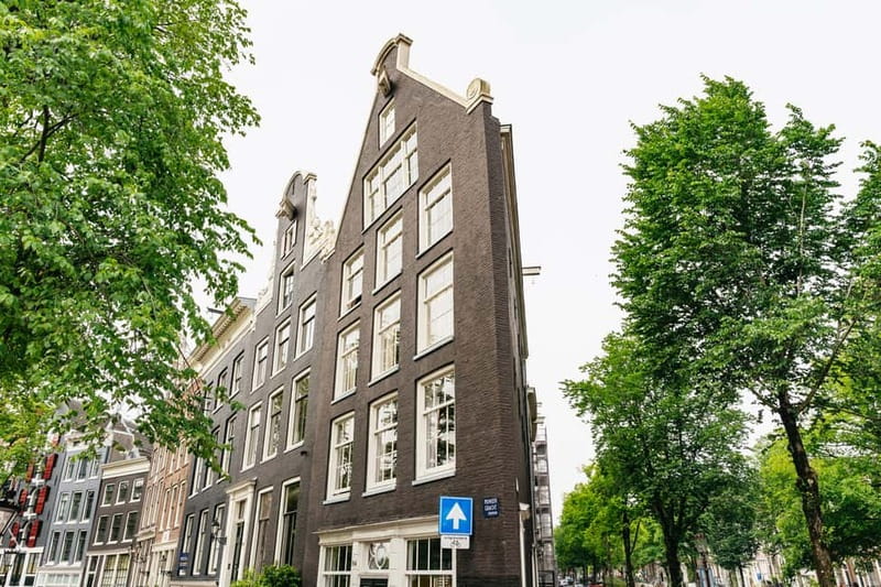 Amsterdam: Guided Bike Tour City Centre in EN/DE/FR/ES - Leidseplein and a break in Vondelpark