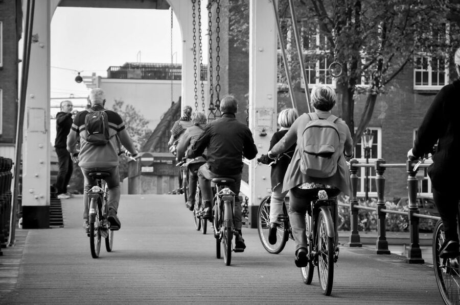 Amsterdam: Guided City Bike Tour in French - Key points at a glance