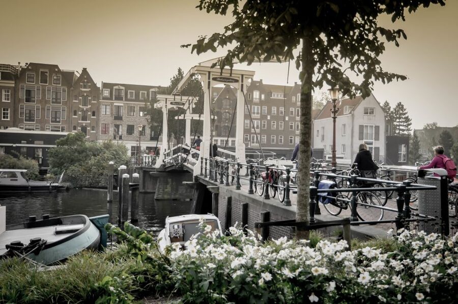 Amsterdam: Guided City Bike Tour in French - Why a bicycle is the right way to meet Amsterdam