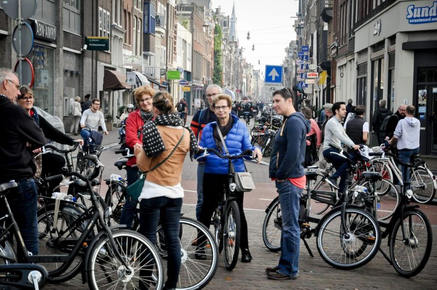 Amsterdam: Guided City Bike Tour in French - What the 2.5-hour schedule really means