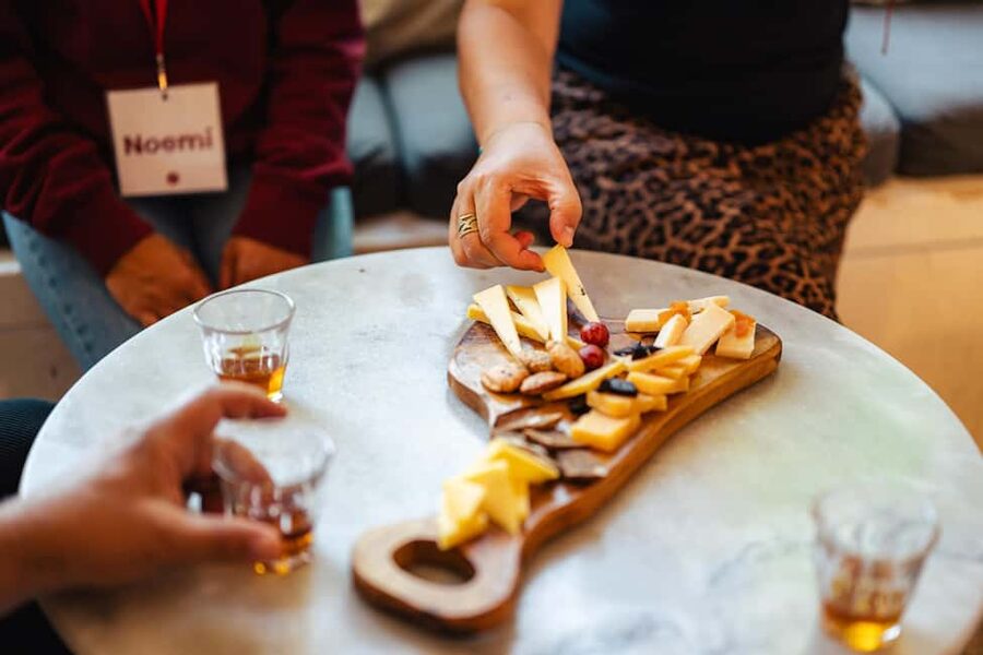 Amsterdam: Guided Cultural Food Tour in German or English - Food first, sightseeing always