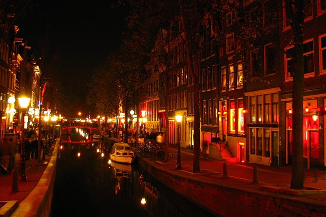 Amsterdam: Guided Red Light District and City Walking Tour - How the guide affects your experience