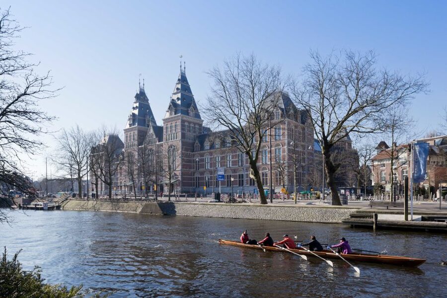 Amsterdam: Guided Rijksmuseum Tour in Spanish - The first stop: a building worth looking at