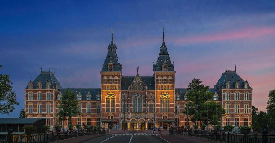 Amsterdam: Guided Rijksmuseum Tour in Spanish - More than paintings: ceramics, clothing, and sea history