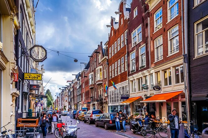 Amsterdam Highlights and History Walking Tour (MUST DO) - Finding quiet Begijnhof behind the city streets
