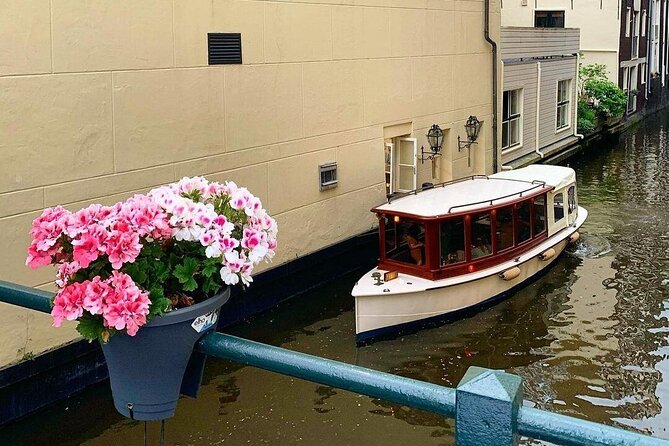 Amsterdam Highlights Canal Cruise with a Drink - The UNESCO-protected canal area