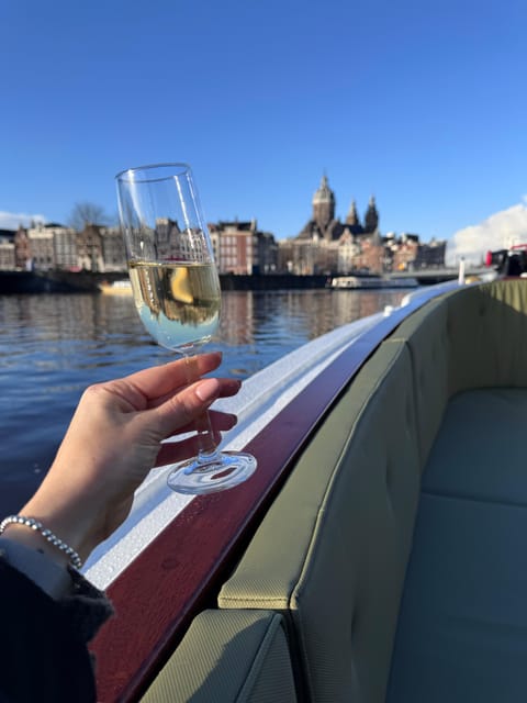 Amsterdam: Historic Boat Cruise with open bar and nibbles - Why Sophie makes the cruise feel different