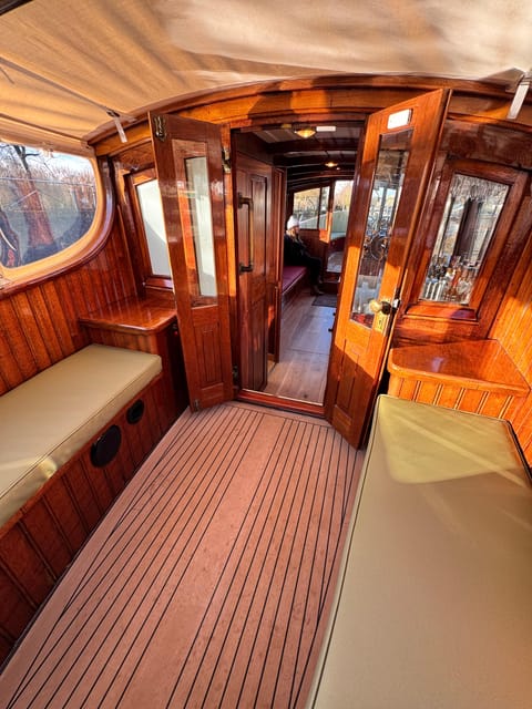 Amsterdam: Historic Boat Cruise with open bar and nibbles - What the open bar adds to the $69 price