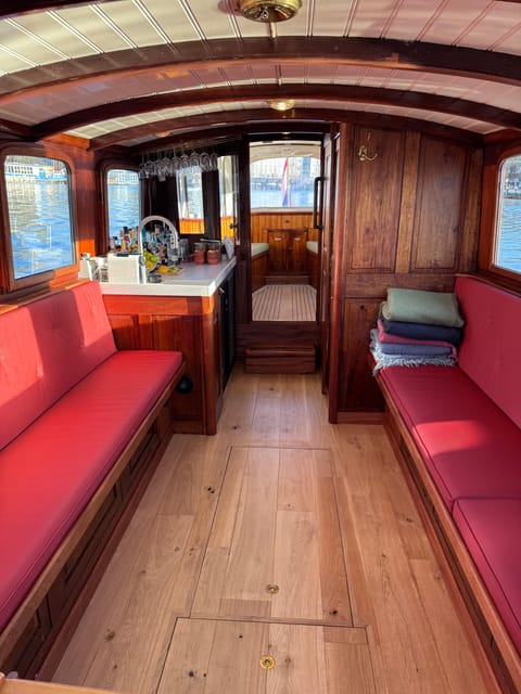 Amsterdam: Historic Boat Cruise with open bar and nibbles - Meeting at the canal near Hotel Canalview
