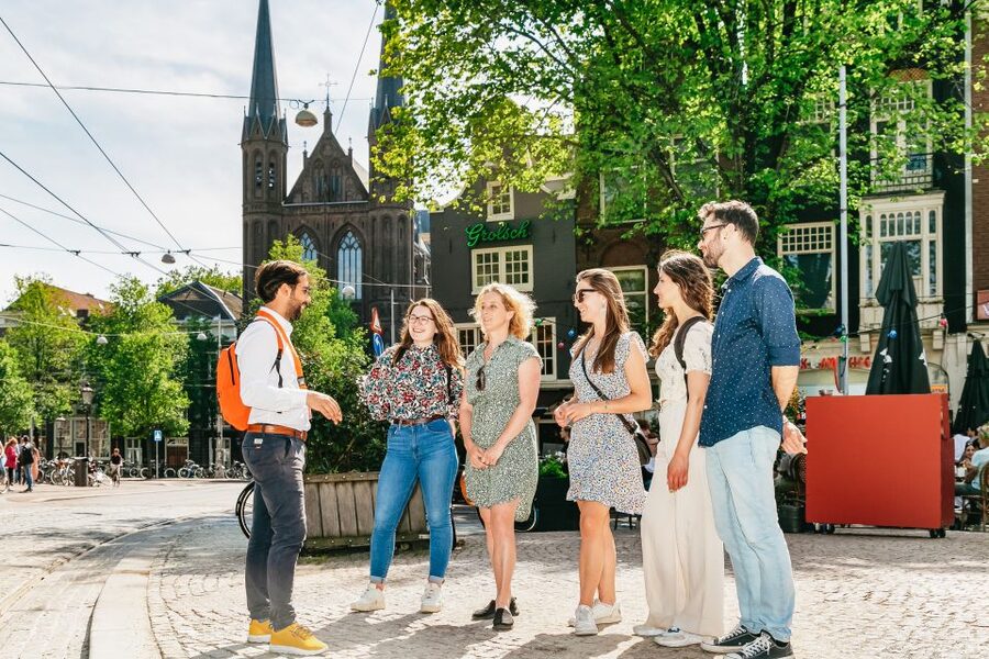 Amsterdam: Historical Highlights Walking Tour with Tasting - Begijnhof offers a quieter change of pace