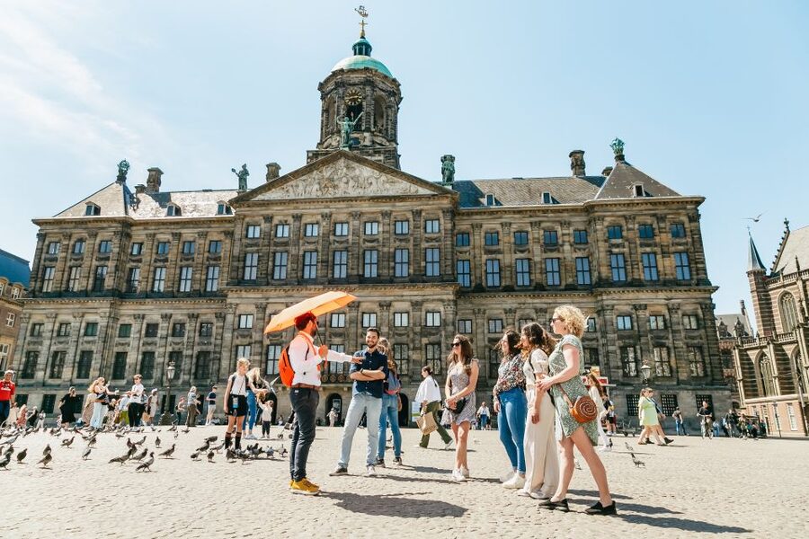 Amsterdam: Historical Highlights Walking Tour with Tasting - What the guides add to the experience