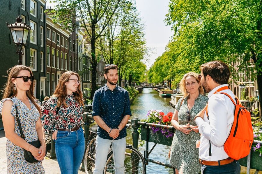 Amsterdam: Historical Highlights Walking Tour with Tasting - Medieval lanes and Golden Age canals