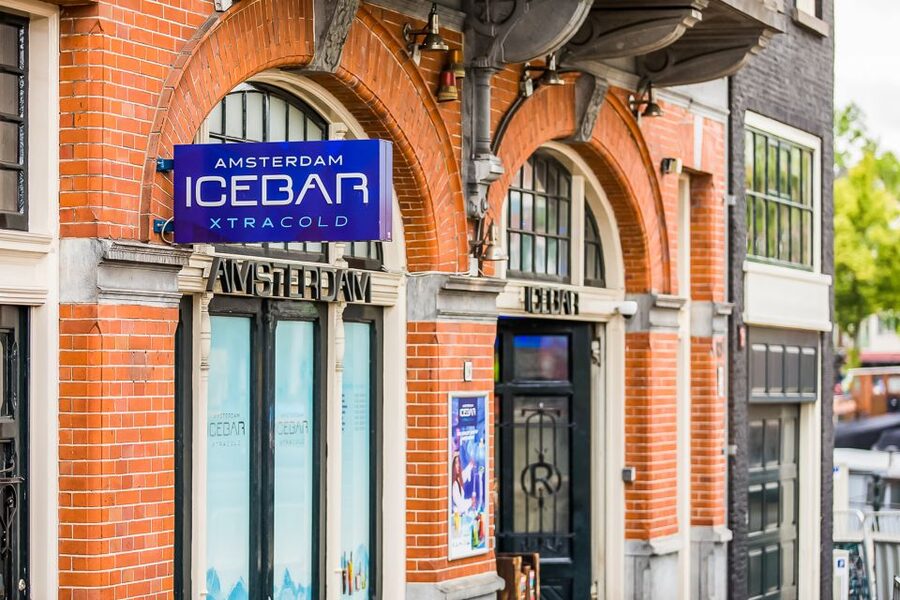 Amsterdam: Icebar Entry Ticket with 3 Drinks - Putting on the supplied jacket and gloves