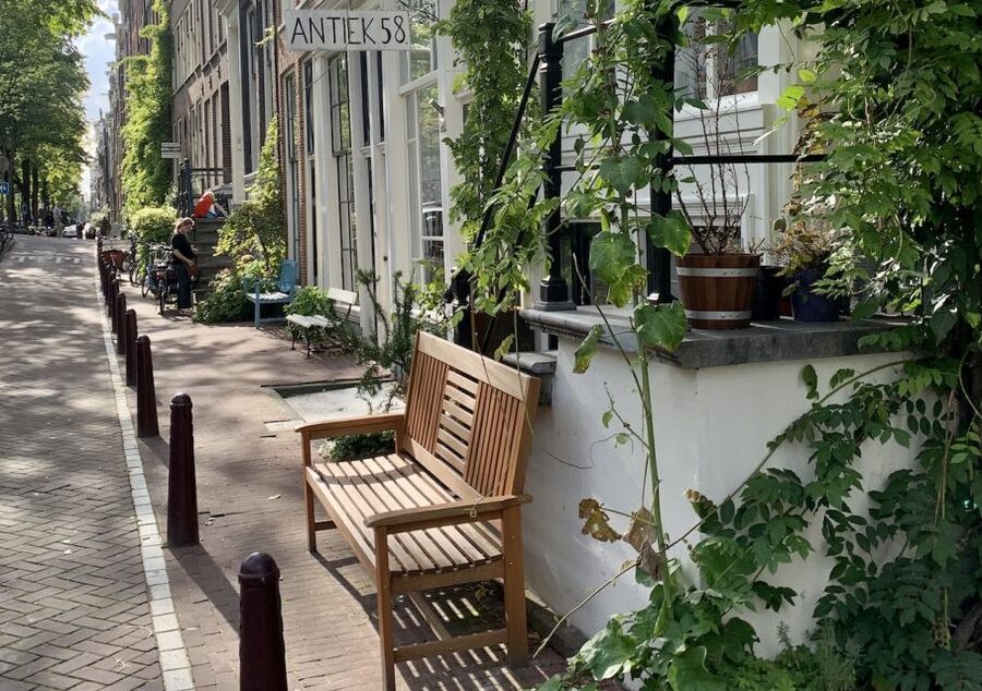 Amsterdam: Jordaan District Tour with a German guide - Tulip Mania In A Quiet Green Space