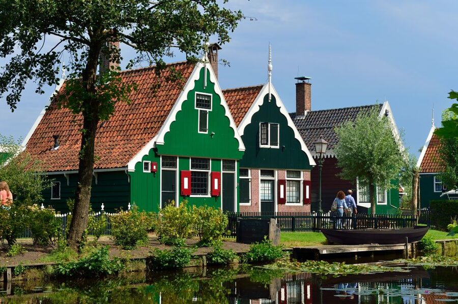 Amsterdam: Keukenhof and Zaanse Schans Live Guided Day Tour - The ride from Amsterdam and the value of a guided day