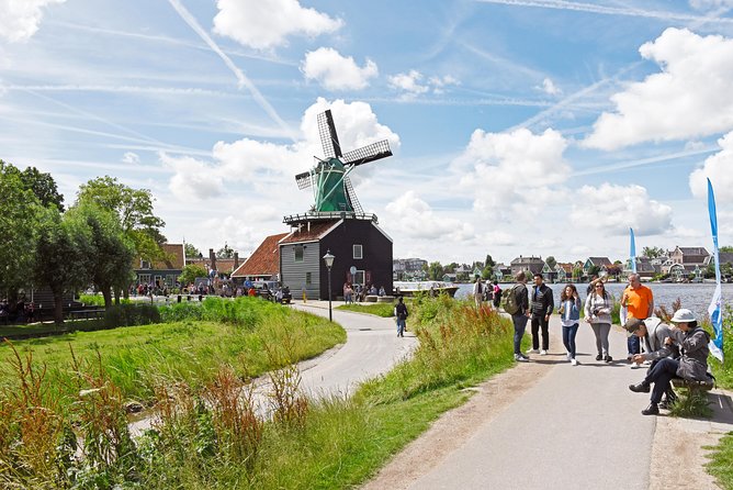 Amsterdam: Keukenhof and Zaanse Schans Windmills Guided Day Trip - What the day feels like in practice