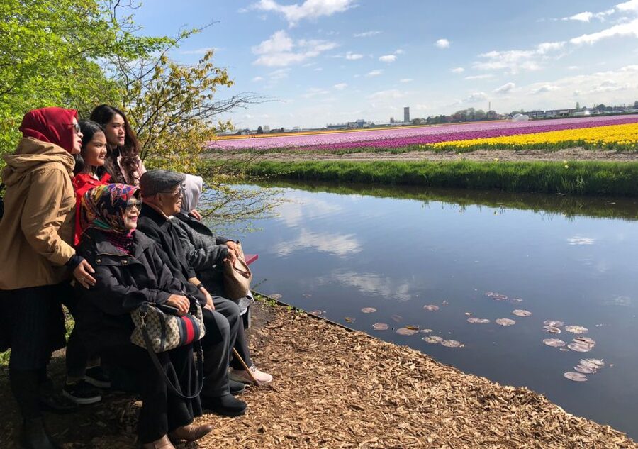 Amsterdam: Keukenhof Tulip Garden and Giethoorn Experience - Leaving Amsterdam at 8:30 AM