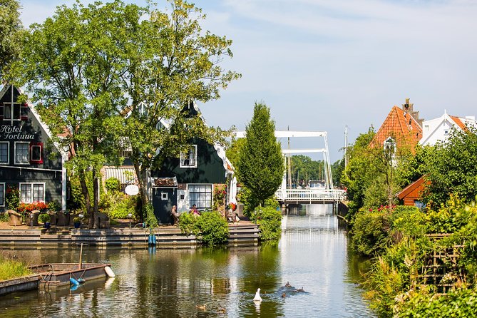 Amsterdam: Keukenhof, Zaanse Schans & Volendam Tour - Cheese making and the commercial side of the visit