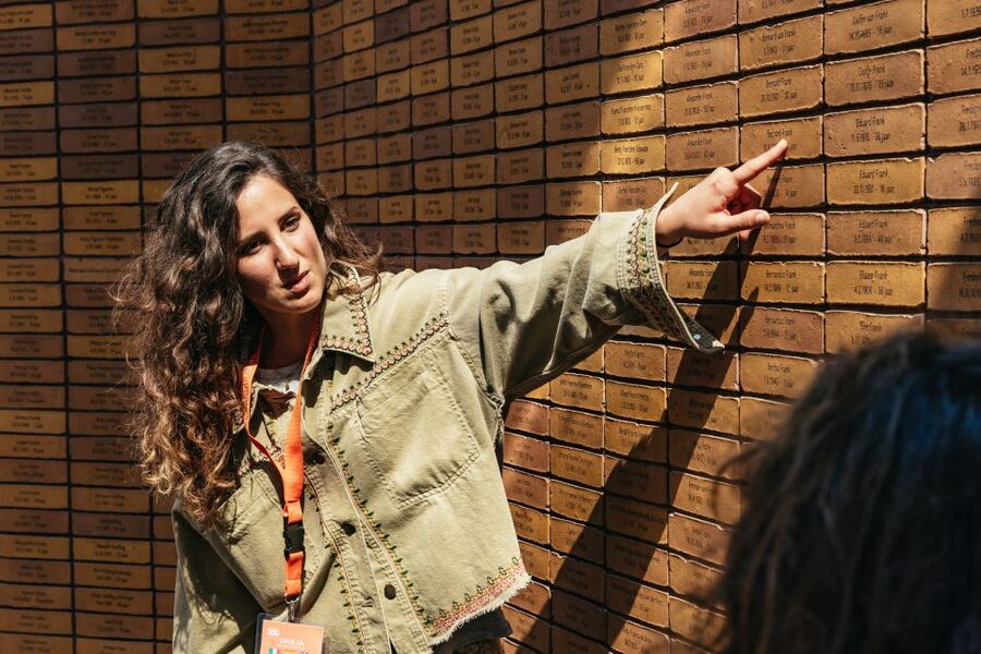 Amsterdam: Life of Anne Frank and World War II Walking Tour - The Jewish Historical Museum and Auschwitz Monument